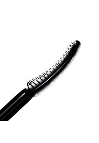 Peigne à cils noir courbé avec des dents fines, recouvert d'un produit cosmétique crémeux blanc sur un fond blanc.