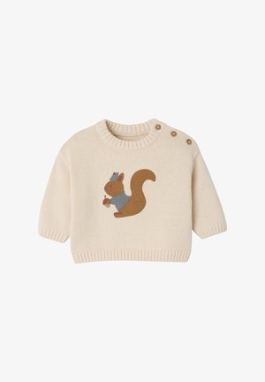 Cremefarbener Strickpullover für Babys mit einem braunen Eichhörnchen, das eine Eichel hält und einen blauen Schal sowie eine Mütze trägt. Der Pullover hat drei Knöpfe an der Schulter.