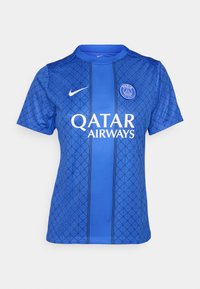 Blå fotbollsjacka med geometriskt mönster, rund halsringning, korta ärmar och varumärken från Nike och Qatar Airways.