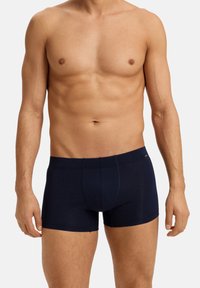 Námořnicky modré bavlněné boxerky s přiléhavým střihem, elastickým pasem a hladkou texturou, s centrálním švem vpředu.