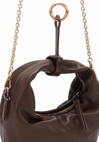 Bolso de cuero marrón con parte superior redondeada, herrajes dorados y asa torcida. Cuenta con un bolsillo con cremallera y una correa de cadena.