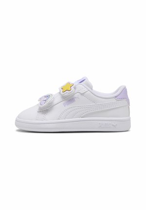 Białe dziecięce sneakersy PUMA z lawendowymi akcentami, ozdobami w postaci gwiazdek i tęczy na rzepach, widziane z boku na białym tle.