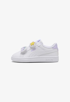 Baskets PUMA blanches pour enfants avec des accents lavande, des décorations étoile et arc-en-ciel sur les sangles velcro, vues de côté sur fond blanc.