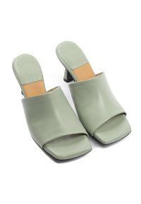 Sandali mule in pelle verde chiaro con una fascia larga e punta aperta, caratterizzati da una forma quadrata della punta e un tacco basso a blocco.