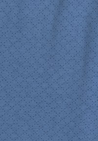 Niebieska teksturowana tkanina z wzorem diamentowym i małymi czarnymi kropkami. Materiał wydaje się miękki i dziany, o gładkim wykończeniu.