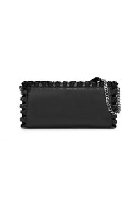 Borsa a mano nera realizzata in pelle liscia con un dettaglio di nastro arricciato lungo il bordo superiore e una tracolla in argento. Forma rettangolare.