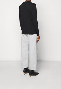 Han Kjøbenhavn Top s dlouhým rukávem - black