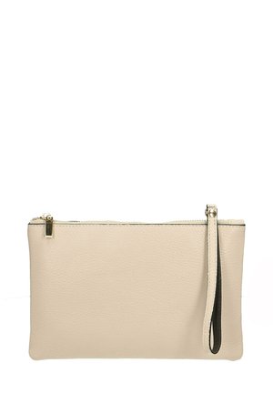 Porte-monnaie en cuir beige avec fermeture éclair et une sangle de poignet noire amovible. Fini texturé et design minimaliste.