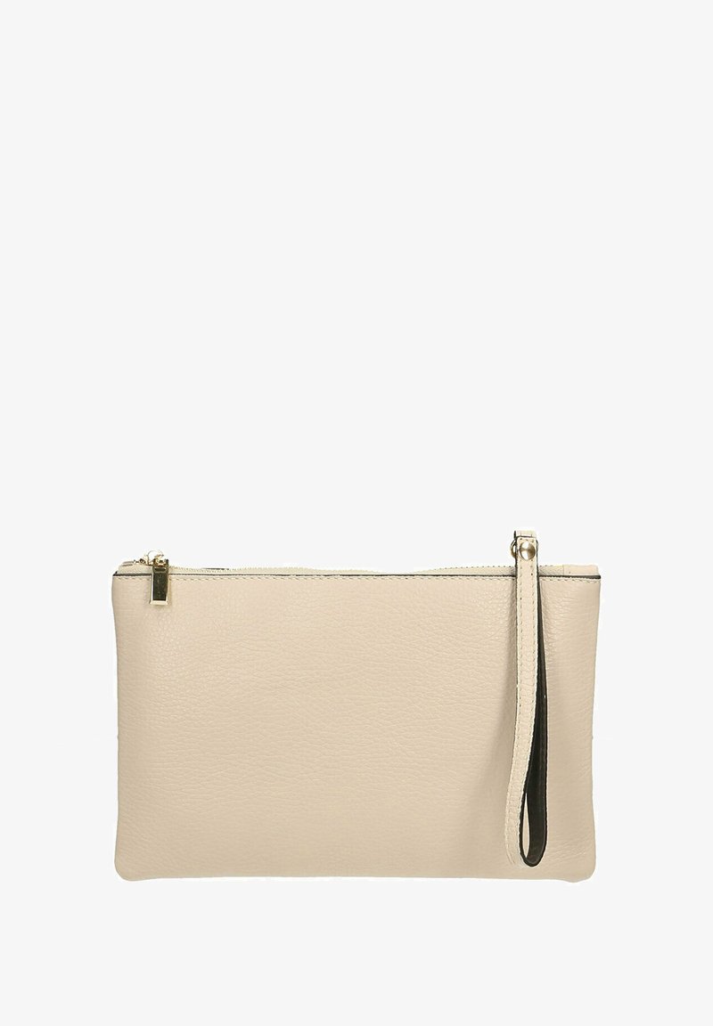Porte-monnaie en cuir beige avec fermeture éclair et une sangle de poignet noire amovible. Fini texturé et design minimaliste.