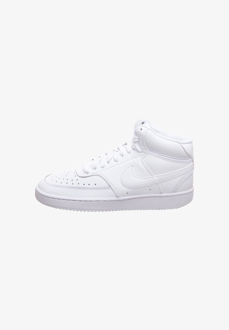 Basket blanche montante avec embout perforé, col rembourré, devant à lacets et logo swoosh sur le côté sur fond blanc.