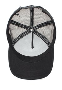 Gorra de béisbol negra con una parte frontal de tela sólida, paneles de malla para transpirabilidad y cinta de marca impresa en el borde interior.