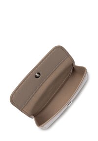 Portafoglio di un leggero beige in pelle, dotato di chiusura a bottone a scatto e fodera interna liscia. Design semplice senza motivi visibili.