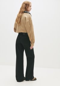 PULL&BEAR Leveälahkeiset - black