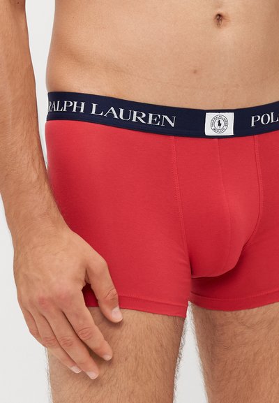 Boxeri roșii din bumbac cu un tiv elastic de culoare bleumarin, având branding și logo alb "Ralph Lauren". Material din bumbac neted.