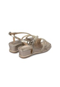 Sandali dorati con cinturini, retro chiuso, tacco a zeppa leggero e dettagli glitterati. Materiale liscio e lucido con chiusura a fibbia regolabile.