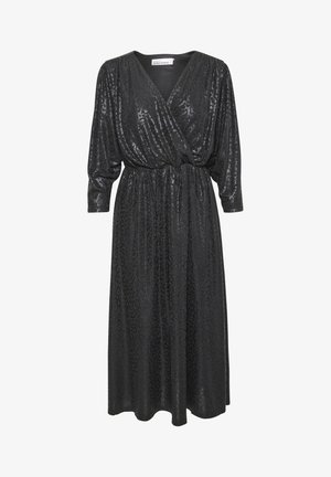 Czarna sukienka z długim rękawem o kopertowym kroju, wykonana z teksturowanej, lśniącej tkaniny, z elastycznym paskiem w talii dla dopasowanego fasonu.