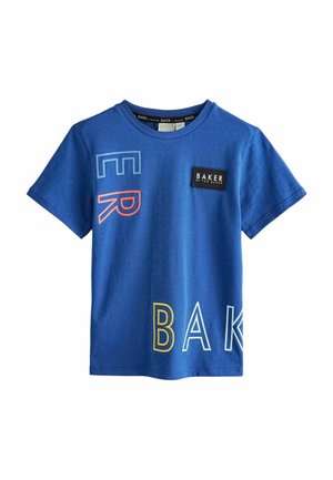 Blaues Baumwoll-T-Shirt mit kurzen Ärmeln, das bunte Buchstaben "BAKER" in verschiedenen Stilen und ein schwarzes Markenlabel auf der Brust zeigt.