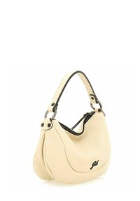 Bolso de cuero color crema con un diseño curvado. Cuenta con una sola correa, acentos negros y un cierre con cremallera. Textura suave con un detalle del logo.
