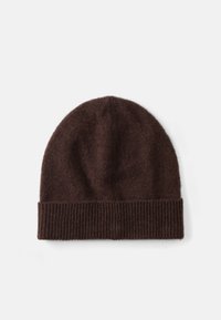 Bonnet tricoté marron en laine douce et texturée. Il présente un revers côtelé pour un ajustement réglable et un sommet arrondi pour une couverture complète de la tête.