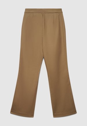 Pantalon large marron avec une texture lisse, doté d'une ceinture et de plis à l'avant. Le design est élégant avec une silhouette droite.