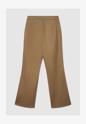 Pantalon large marron avec une texture lisse, doté d'une ceinture et de plis à l'avant. Le design est élégant avec une silhouette droite.
