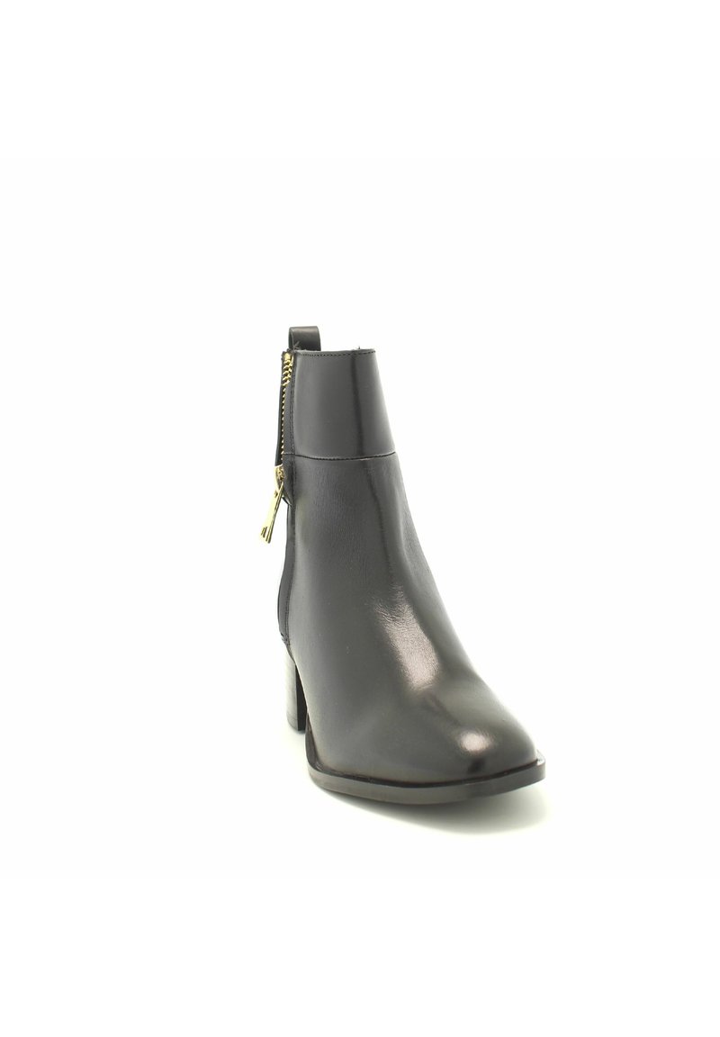 Stivaletto in pelle nera con punta affilata, dotato di zip laterale e tacco a blocco solido, con texture liscia e design minimalista.