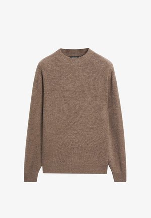 Brązowy sweter z dzianiny o okrągłym dekolcie, długich rękawach i prążkowanej fakturze. Materiał wydaje się miękki, z delikatnymi różnicami kolorystycznymi.