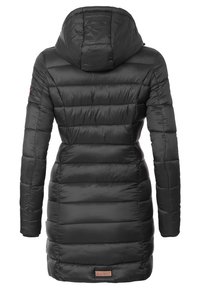 Doudoune noire avec capuche, présentant un design matelassé, des manches longues et un accent logo sur le bras gauche. Texture lisse et brillante.