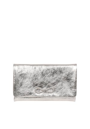 Silberne Metallic-Clutch mit kleinem dekorativem Schleifenemblem vorne in der Mitte und einer glatten, strukturierten Oberfläche.