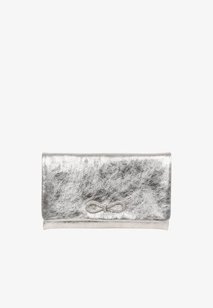 Silberne Metallic-Clutch mit kleinem dekorativem Schleifenemblem vorne in der Mitte und einer glatten, strukturierten Oberfläche.