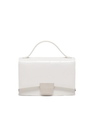 Biela obdĺžniková kabelka s horným držadlom, krokodílím vzorom a strieborným polmesiacom na hladkom bielom pozadí.