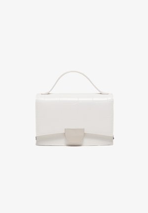 Biała prostokątna torebka z uchwytem u góry, fakturą krokodyla i srebrną, półksiężycową klamrą na jednolitym białym tle.