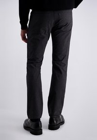 Donkergrijze broek van textuurstof, met een recht model, twee achterzakken en gecombineerd met zwarte schoenen.