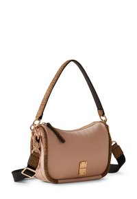 Beige synthetische Handtasche mit goldenen Beschlägen, strukturiertem, gewebtem Trageriemen und einem Reißverschluss. Sie besitzt eine markante Form und kontrastierende Farbakzente.