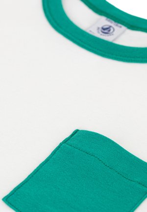 T-shirt bianco in cotone con scollo rotondo a coste verdi e taschino sul lato sinistro abbinato. Tessuto liscio e dettagli di cucitura ordinati.