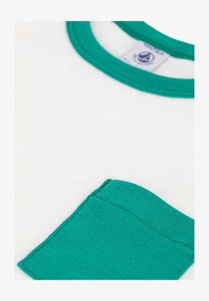 T-shirt bianco in cotone con scollo rotondo a coste verdi e taschino sul lato sinistro abbinato. Tessuto liscio e dettagli di cucitura ordinati.
