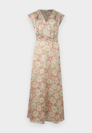 Robe longue sans manches à col en V avec taille plissée, arborant un fond marron et un motif floral pastel vert et lavande.