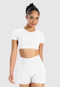 Weißes Crop-Top mit kurzen Ärmeln und hoch sitzenden Shorts, mit glatter Textur und figurbetontem Schnitt, ideal für Sportbekleidung.