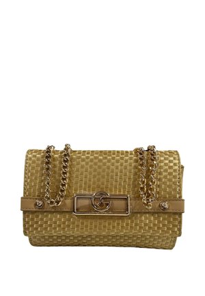 Clutch intrecciata dorata con tracolla a catena e chiusura metallica rettangolare con una lettera G stilizzata al centro.