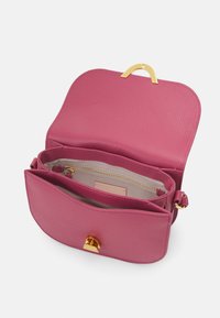 Borsa a spalla in pelle rosa con patta curva, hardware dorato e due scomparti interni, inclusa una tasca con zip. Texture liscia.