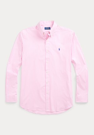 Hosszú ujjú, gombos ing rózsaszín és fehér csíkokkal. Klasszikus gallérral, egyetlen mellzsebbel, amelyen logó található, valamint szabványos mandzsettákkal rendelkezik.