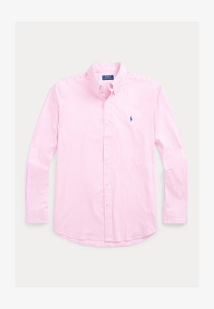 Pitkähihainen napillinen paita vaaleanpunaisilla ja valkoisilla raidoilla. Siinä on klassinen kaulus, yksittäinen rintatasku logolla ja tavanomaiset kalvosimet.