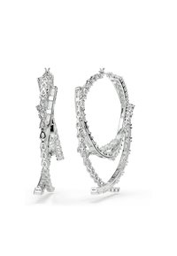 Silberne Creolen mit filigranen Designs, die eine Kombination aus Tröpfchen- und rechteckigen Ausschnitten aufweisen und mit kleinen klaren Steinen verziert sind.