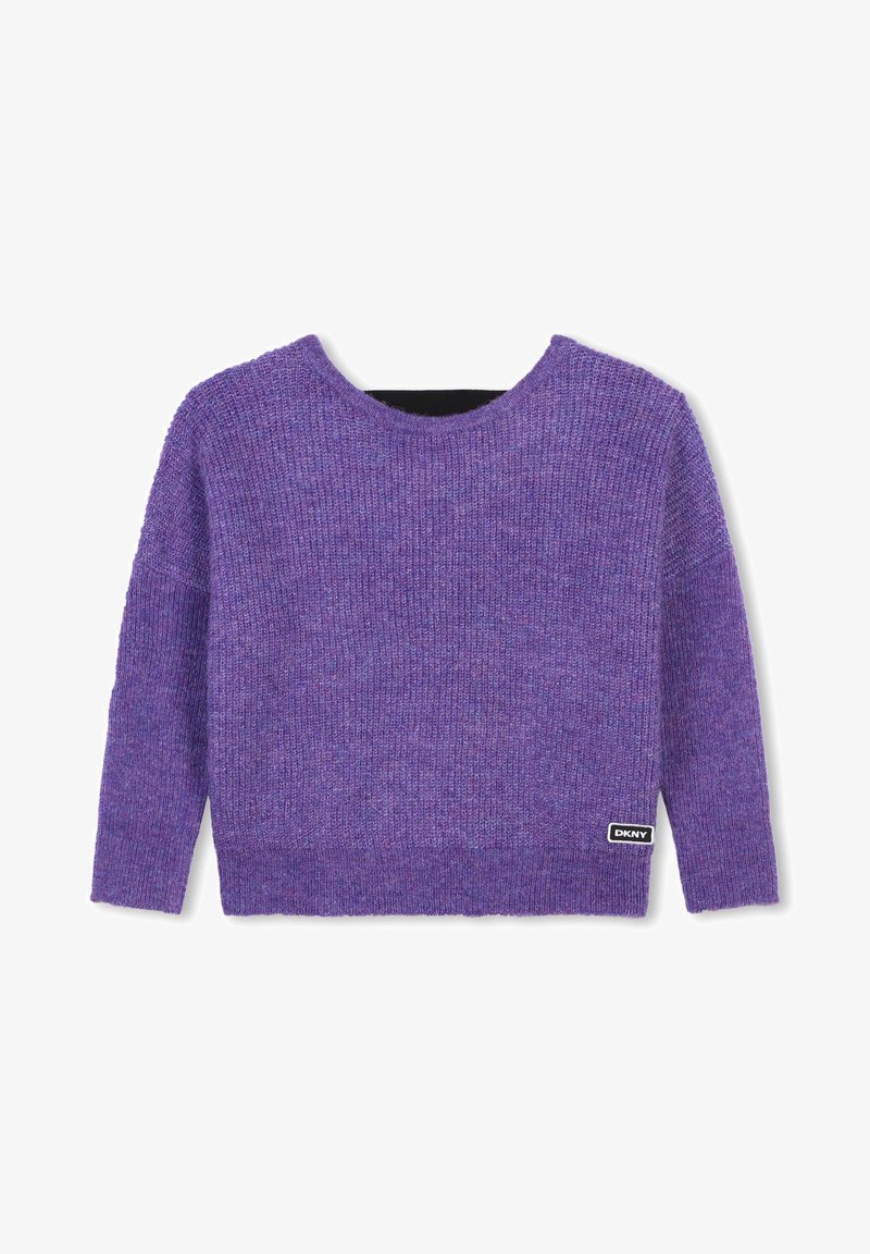 Pull en laine tricoté violet avec un col rond, des manches longues et une texture côtelée. Comprend une étiquette noire avec le logo DKNY en bas à gauche.