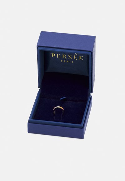 Anillo de oro con gemas multicolores, exhibido en una caja de joyería forrada de terciopelo azul profundo, con un logotipo dorado en el interior.