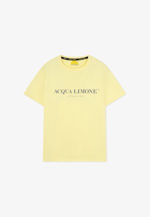 Gul kortärmad t-shirt i mjuk bomull. Har en rund halsringning och en tryckt logotyp "ACQUA LIMONE classic" i mörkgrå.