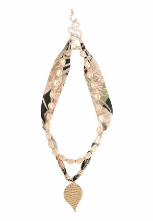 Halskette mit gemustertem Stoffband, goldener Kette mit unregelmäßigen Perlen und strukturiertem goldenen Blätteranhänger mit verstellbarem Kettenverschluss.