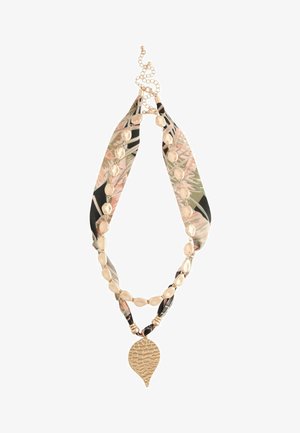 Halskette mit gemustertem Stoffband, goldener Kette mit unregelmäßigen Perlen und strukturiertem goldenen Blätteranhänger mit verstellbarem Kettenverschluss.