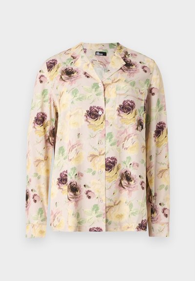Pastelselt kollase, roosa ja lilla lillemustriga pikkade varrukatega nööpidega särk ja vasakul rinnatasku.