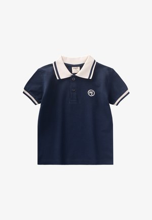 Polo shirt blu navy con colletto bianco e dettagli a strisce. Presenta tre bottoni e un piccolo logo di palma sul petto. Materiale in cotone.